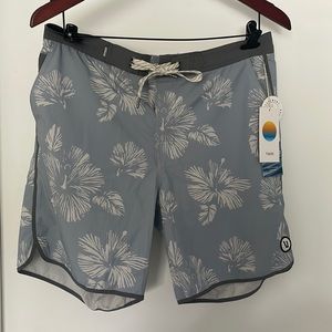 NWT - Vuori Cruise Boardshort 32